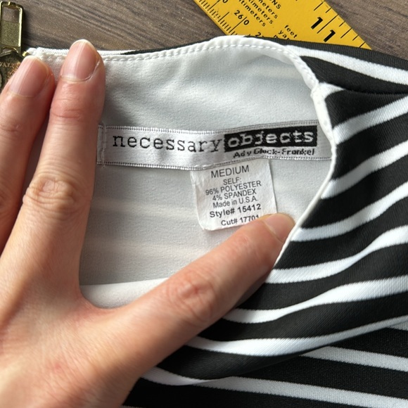 Necessary Objects Cropped Scalloped Hem Sleeveless Top in Sz Medium - Picture 4 of 7